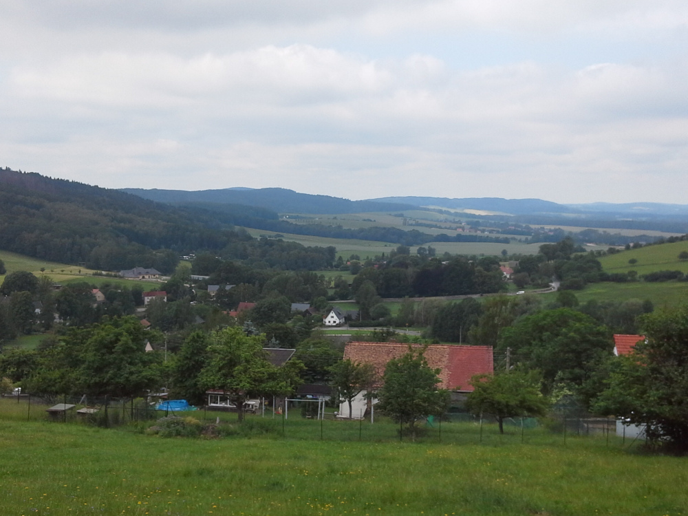 Siedlung in Hügellandschaft