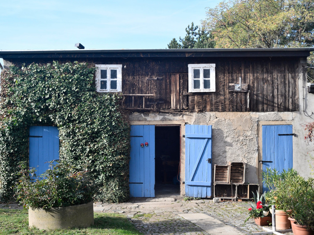 Schuppen mit blauen Türen